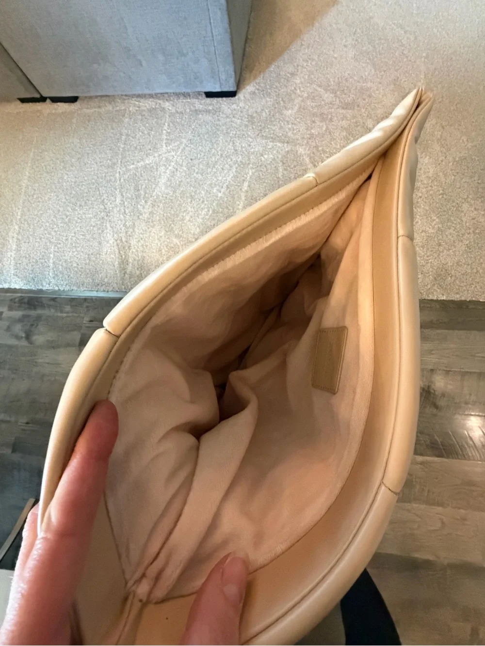 COMFYABLE Padded Quilted Leather Purse Clutch Labtop in Cream